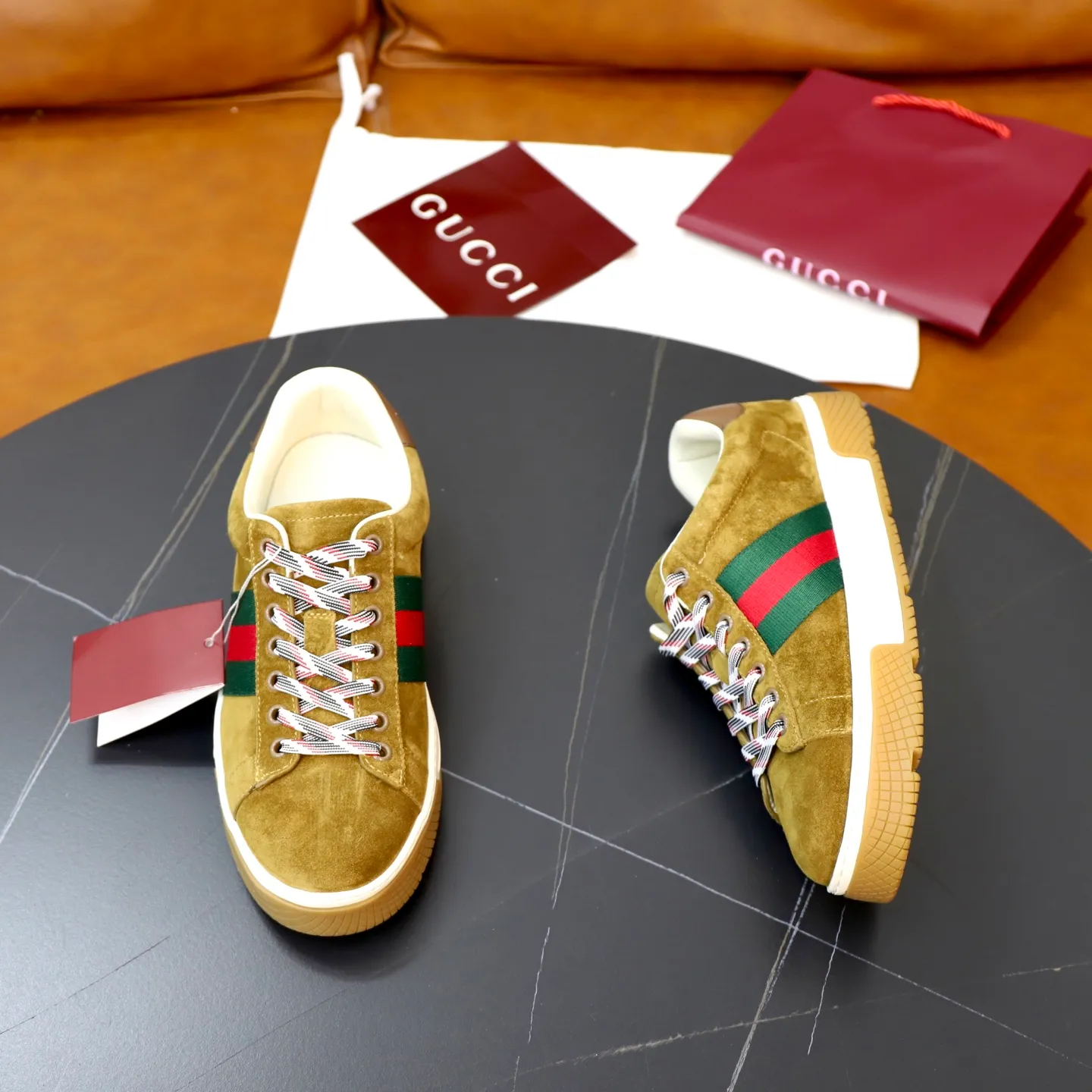 Ex-factory price: 600💰🙅‍♂️🙅‍♂️🙅‍♂️ Brand: Gucci GUCCi Standard code: Men's size 38/44 (45, 46 can be customized) Grade: Same as the official website Material: Original cowhide surface Comfortable hybrid thickened sheepskin lining Original wear-resistant soft outsole Style category: Casual sports version White shoes Dad shoes Young fashion European and American trends British style Color: actual picture color